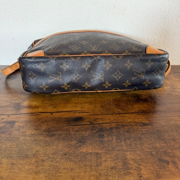 Louis Vuitton Crossbody Trocadero 30 - Picture 10 of 16